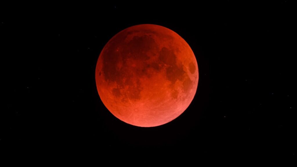Stunning Lunar Eclipse Video